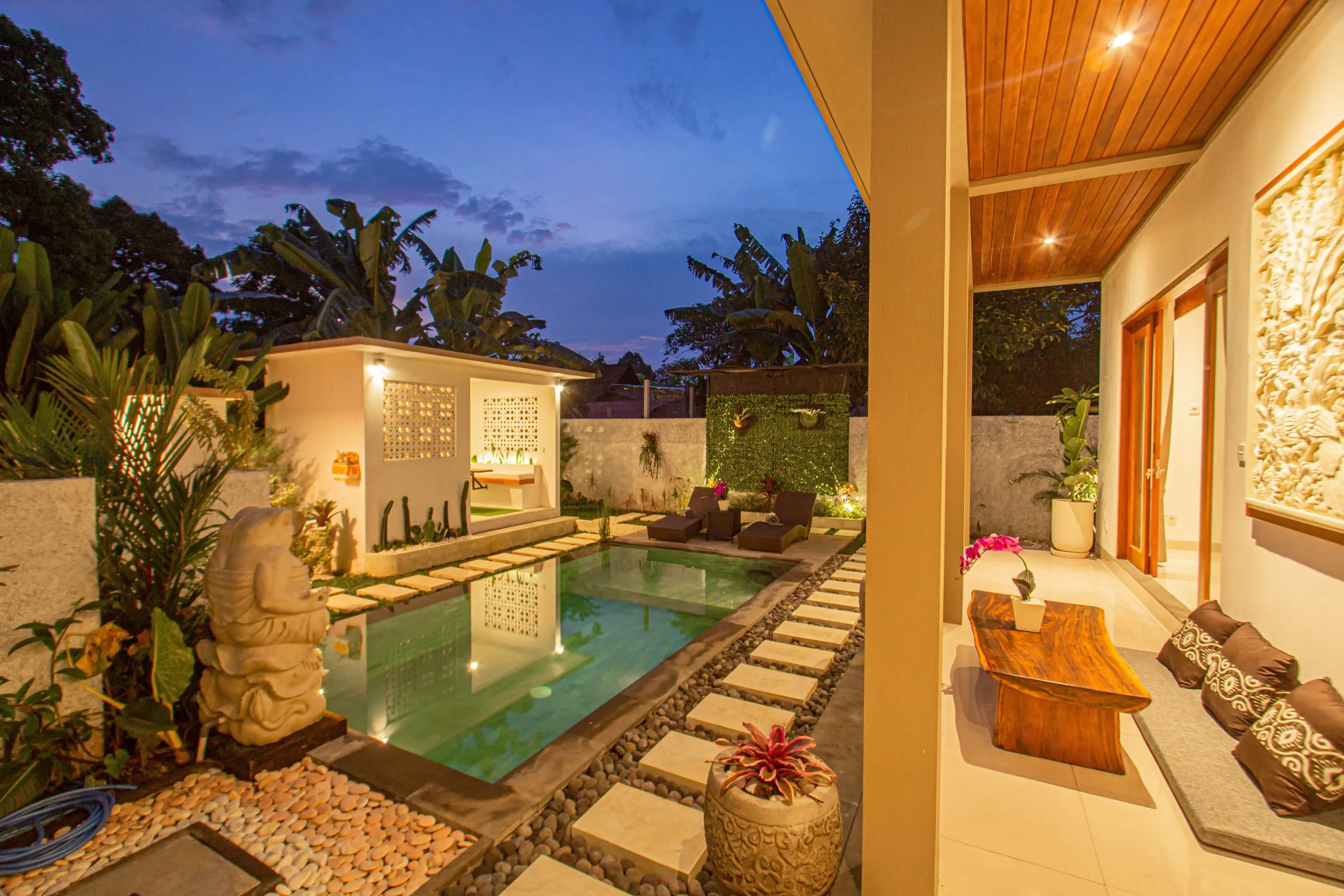 Kolam renang dan taman Angga Sari Villa